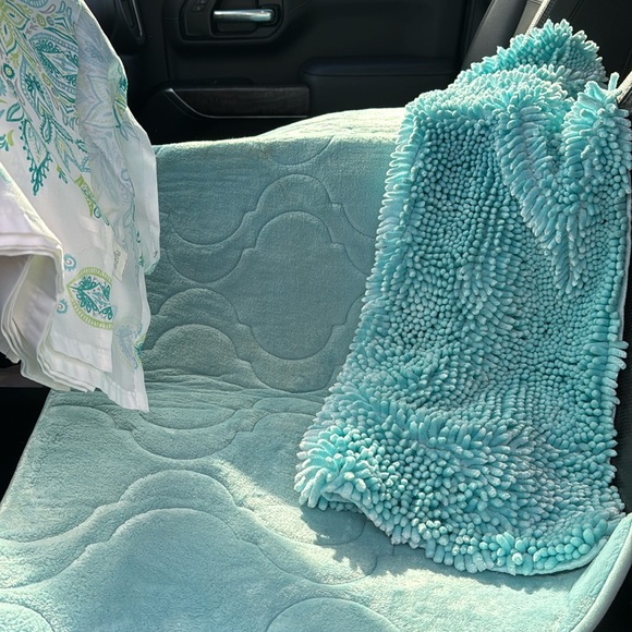 Bathroom set, shower curtain, 2 rugs 58” x 18 - 20 x 35 - Picture 4 of 7